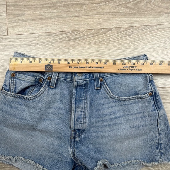 Levi's Women's 501 Denim Shorts Distressed Frayed Hem Light Wash W30 Button Fly - Picture 5 of 9